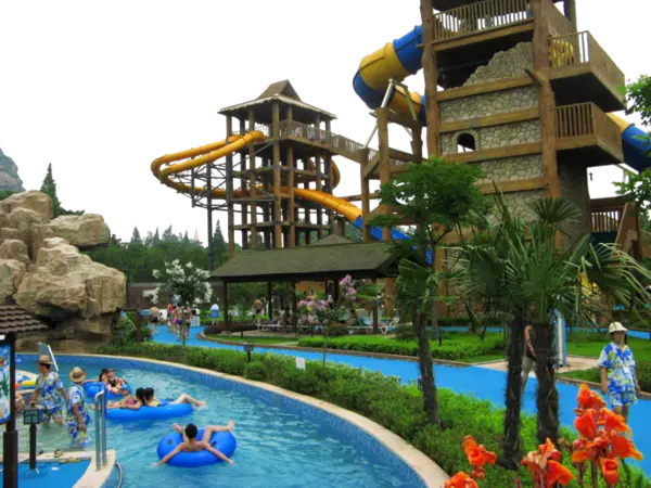 【PNG素材网-png.mixinnet.cn】水上公园滑梯和泳池