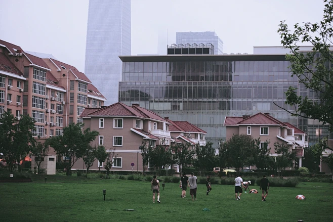【PNG素材网-png.mixinnet.cn】雨天的傍晚 一帮好友们飞盘的相聚……
