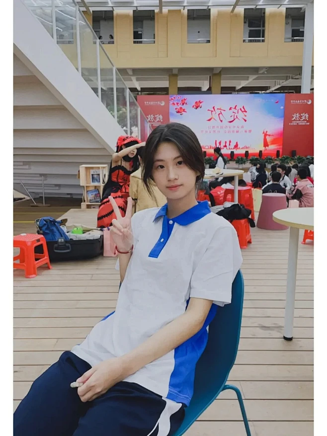 【PNG素材网-png.mixinnet.cn】好喜欢深圳校服_1_不吃酸黄瓜汉堡_来自小红书网页版